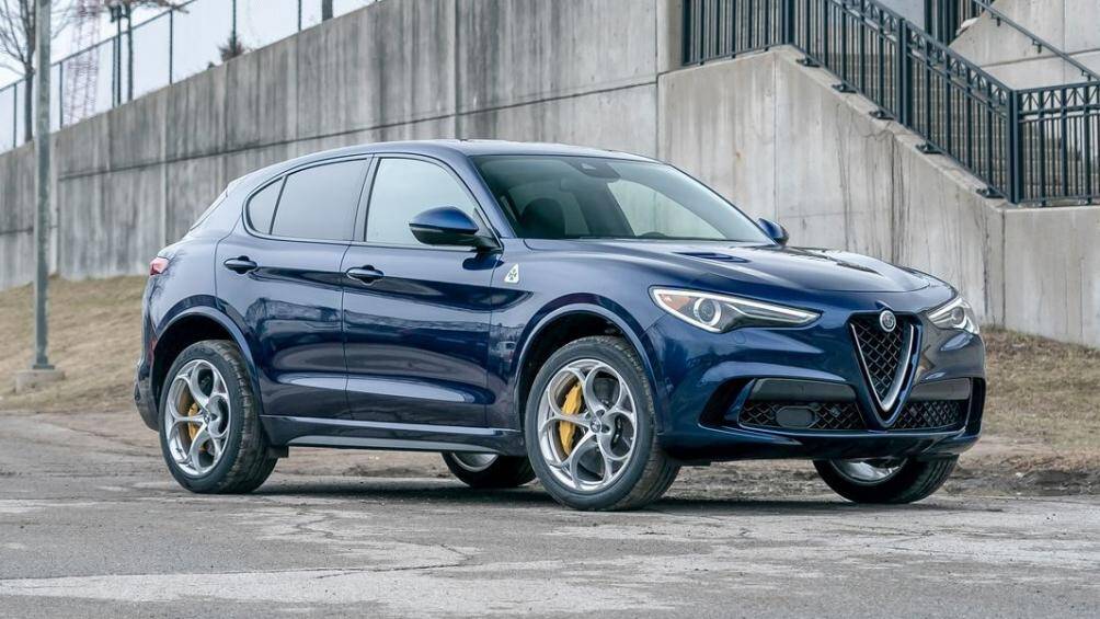 2. Alfa Romeo Stelvio (giá khởi điểm: 43.010 USD)