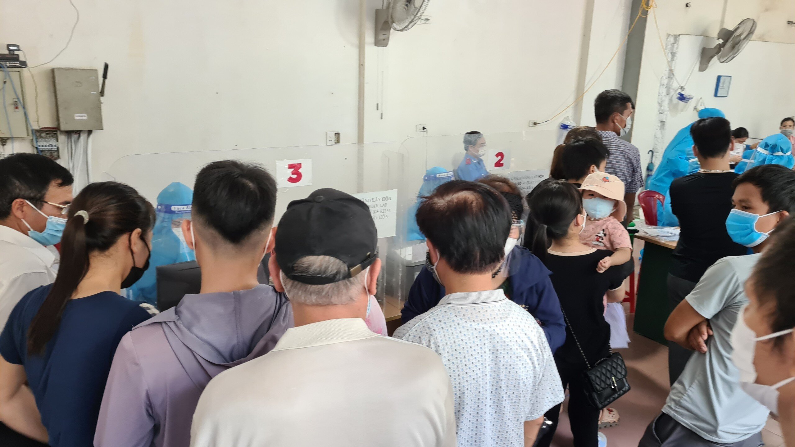 Tại điểm làm xét nghiệm Covid-19 tự nguyện của Bệnh viện Đa khoa Cửa Đông, người đến làm thủ tục đặc kín