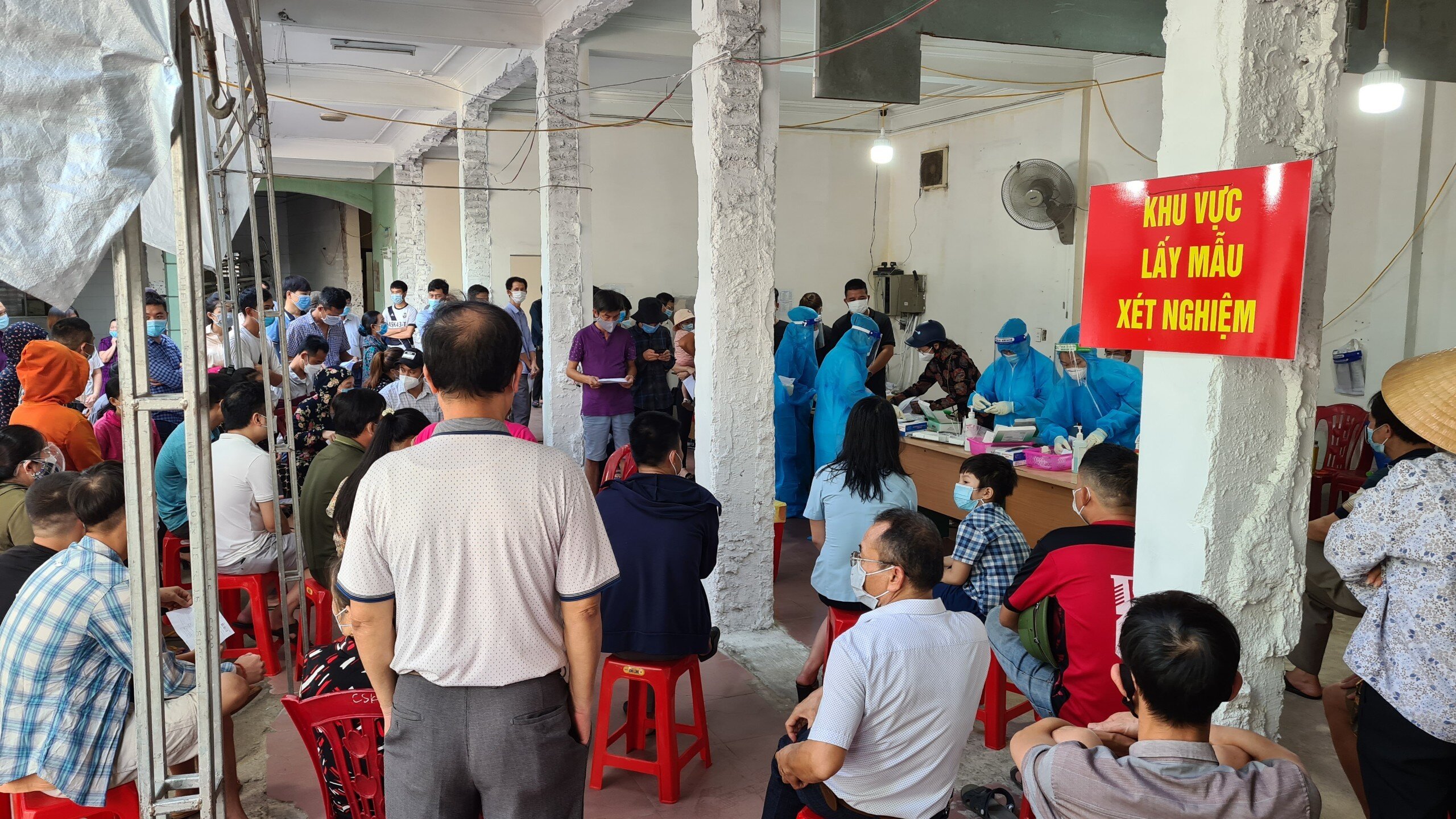 Ngay khi tiếp nhận thông tin, Giám đốc Sở Y tế Nghệ An - Dương Đình Chỉnh đã yêu cầu đóng cửa điểm làm dịch vụ xét nghiệm nhanh Covid-19 và cho thành lập đoàn xuống kiểm tra công tác phòng chống dịch tại bệnh viện này.