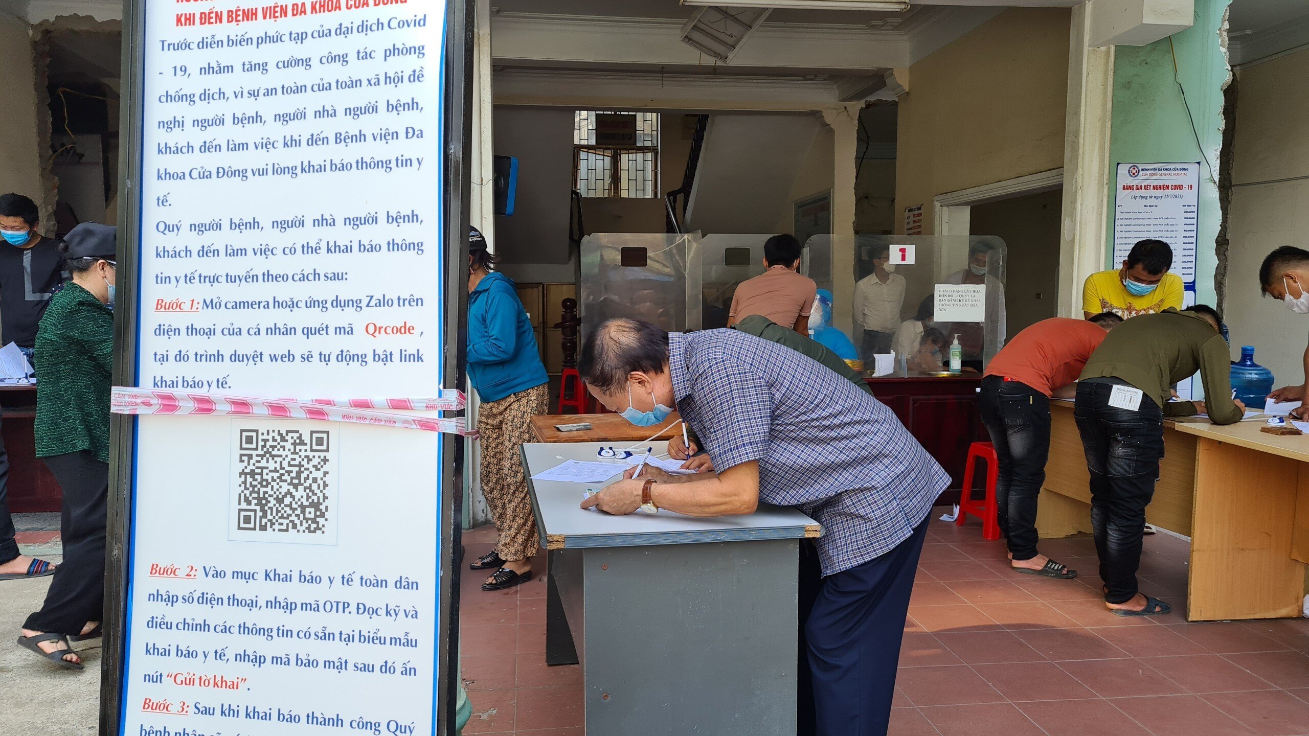 Do trong văn bản không nói rõ người ra đường, đi lại trong thành phố có phải test Covid-19 hay không nên lượng người đi tới các cơ sở y tế, bệnh viện làm test tăng cao.