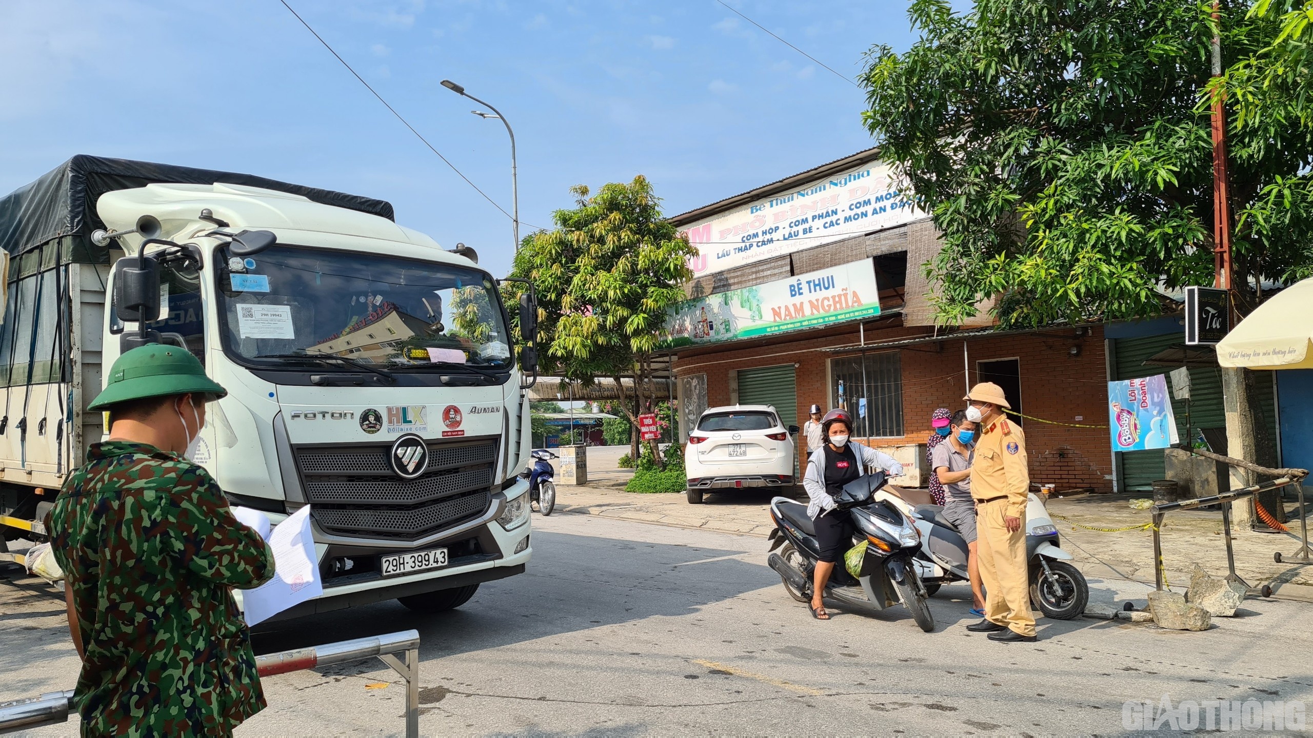 Lực lượng chức năng tại các chốt cho biết: Từ sáng giờ chưa có trường hợp nào đi cấp cứu nên cũng chưa biết xử lý ra sao.