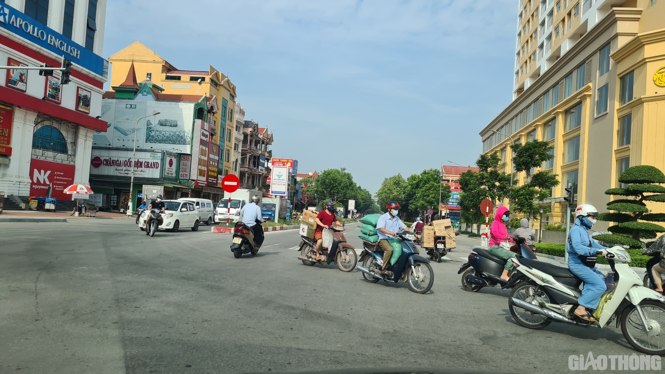 Lượng người đổ ra đường khá đông đúc. (Ảnh chụp tại đường Trần Phú - Phan Đình Phùng)