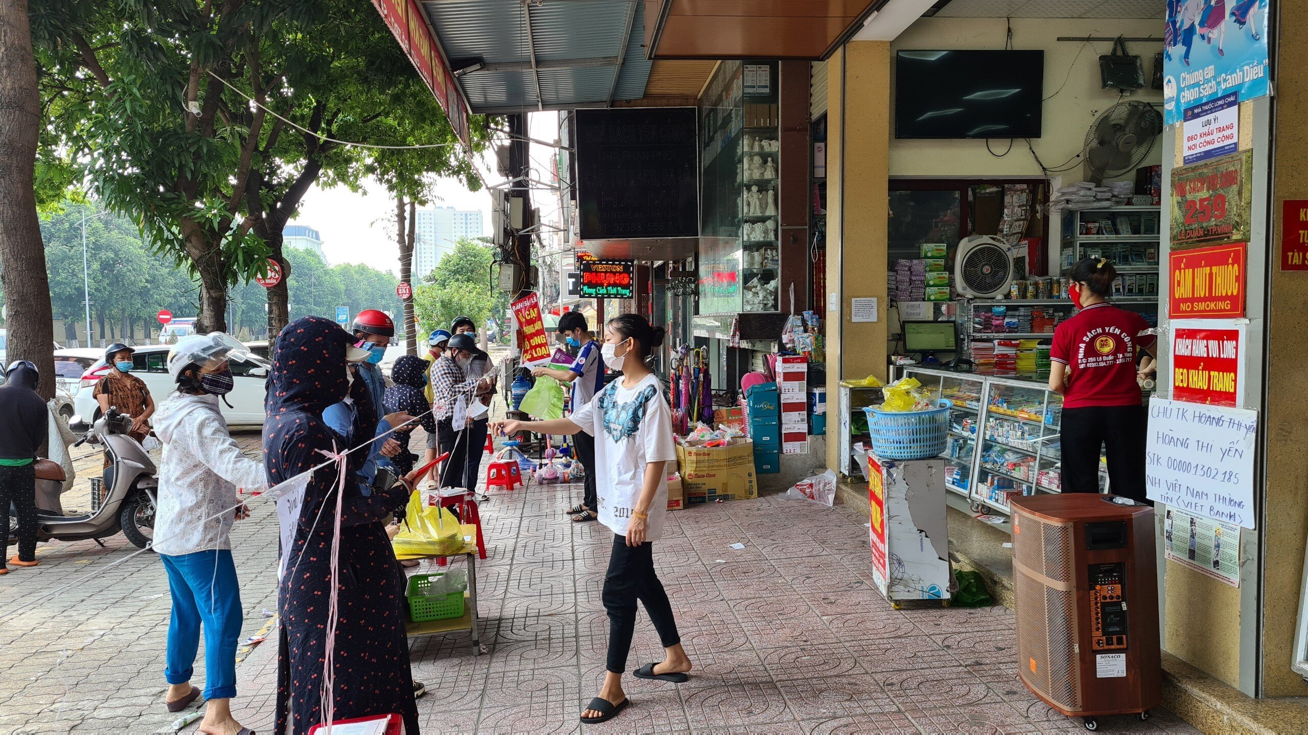 Hàng quán được mở cửa trở lại nhưng chỉ được bán mang về. (Ảnh chụp tại đường Nguyễn Du)