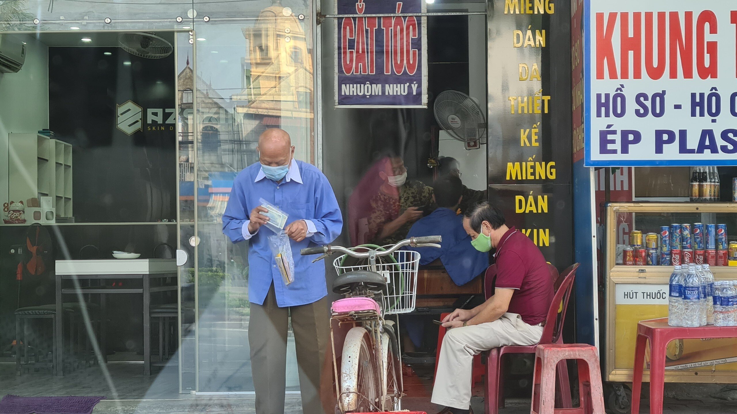 Chưa được mở cửa, nhưng một tiệm cắt tóc ở 208 Lê Duẩn đã mở cửa cắt tóc cho khách