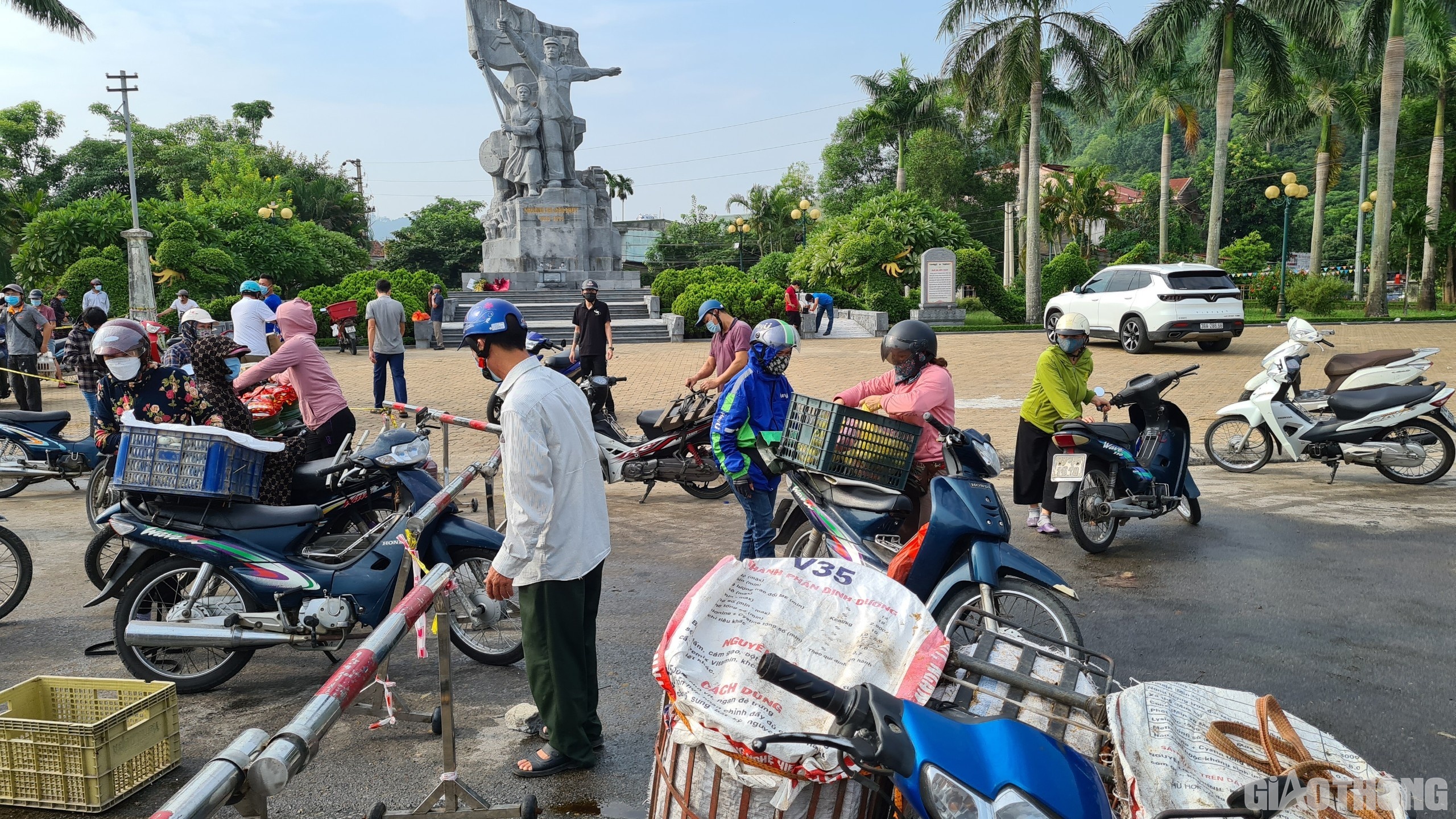 Tại các chốt kiểm soát dịch nơi cửa ngõ TP Vinh, lượng người tập trung giao nhận hàng hóa và xin qua chốt rất đông.