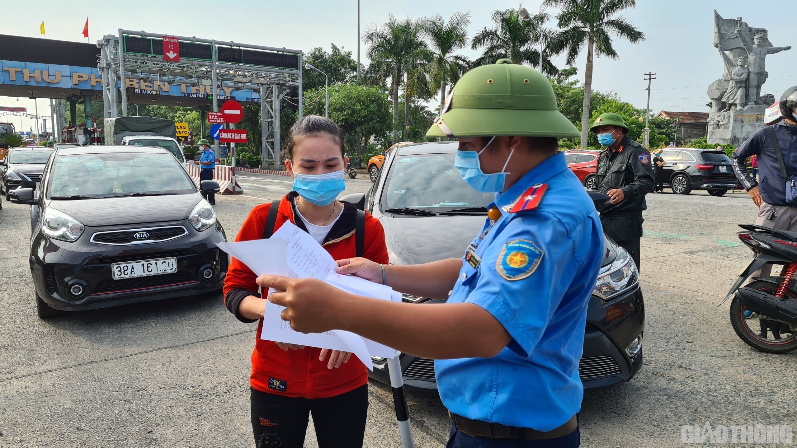 Thanh tra viên Sở GTVT Nghệ An - Thái Văn Lam cho biết: Do là ngày đầu tiên nên đa số người dân vẫn chưa nắm rõ quy định, hầu hết phải quay đầu vì thiếu giấy tờ.
