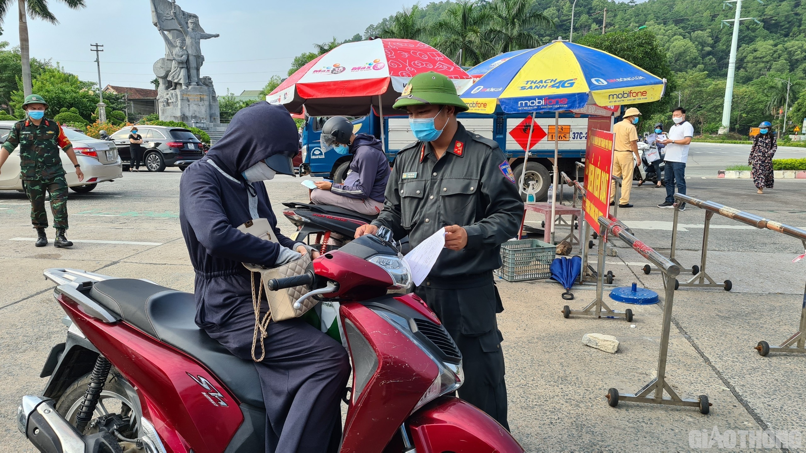 Sáng 13/9, ngày đầu tiên người dân TP Vinh được ra đường, quay trở lại làm việc sau 21 ngày  "ai ở đâu, ở yên đó" - giãn cách xã hội cao hơn Chỉ thị 16