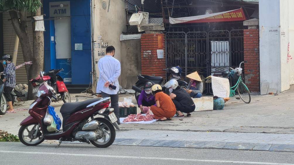 Do chợ chưa được hoạt động nên nhiều tuyến đường xuất hiện các quầy hàng rau củ, thịt, cá vỉa hè. (Ảnh chụp tại đường Nguyễn Du)