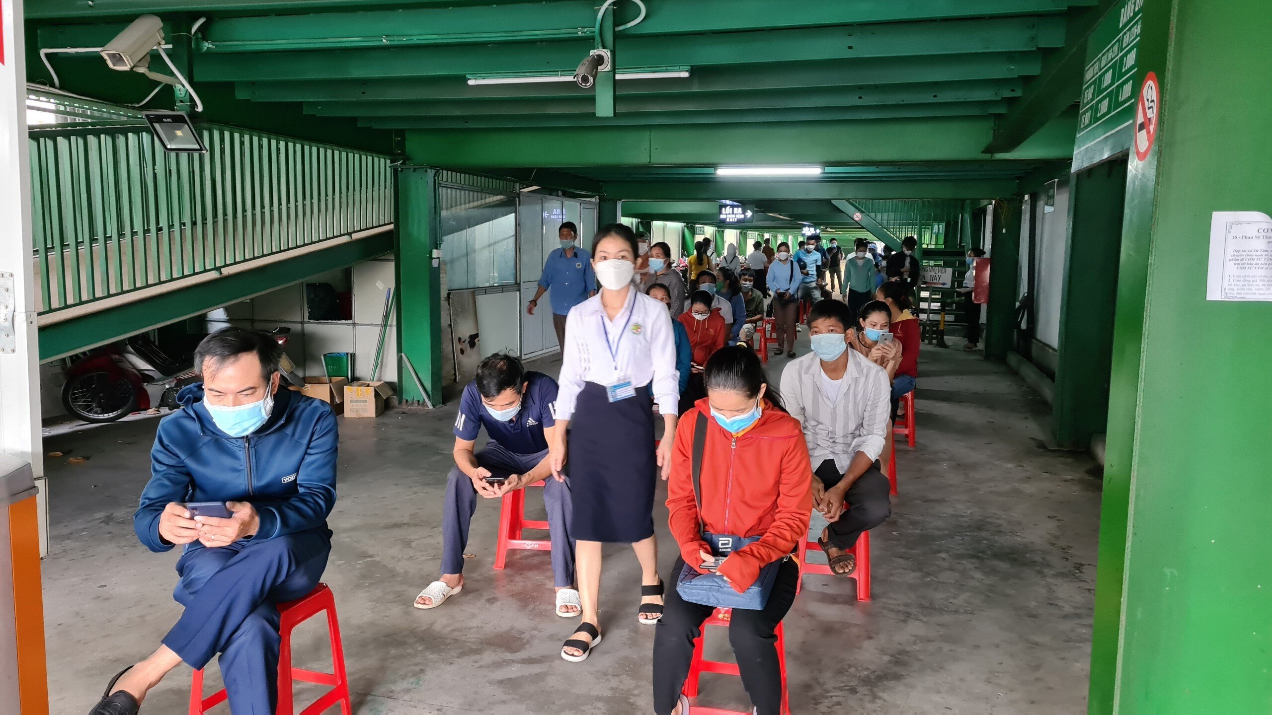 Tại Bệnh viện Đa khoa Tp Vinh, do lượng người đến làm xét nghiệm tự nguyện quá đông, nên để đảm bảo giãn cách, bệnh viện đã sử dụng cả hầm để xe cho người dân ngồi xếp hàng