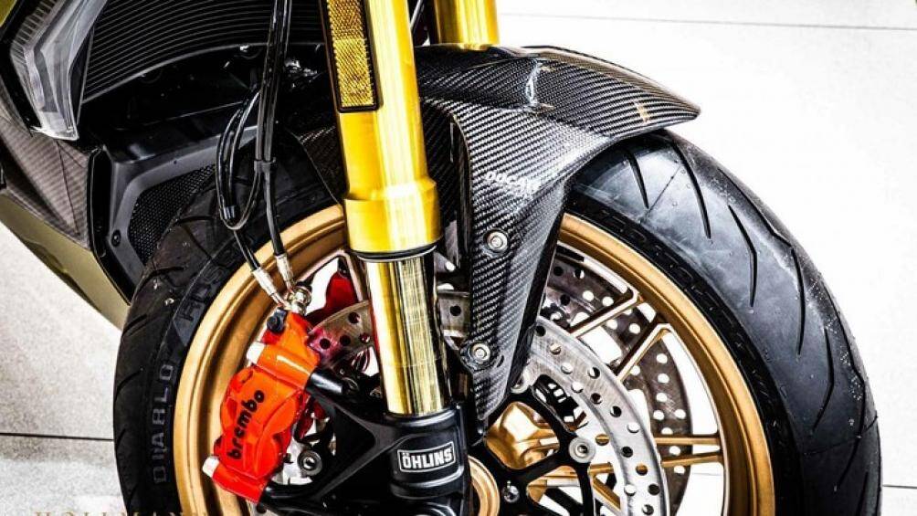 Xe còn có nhiều chi tiết được sử dụng sợi carbon cũng như con số 63 bên hông xe để nhận biết đây là "hậu duệ" của Lamborghini Sian ở phân khúc mô tô