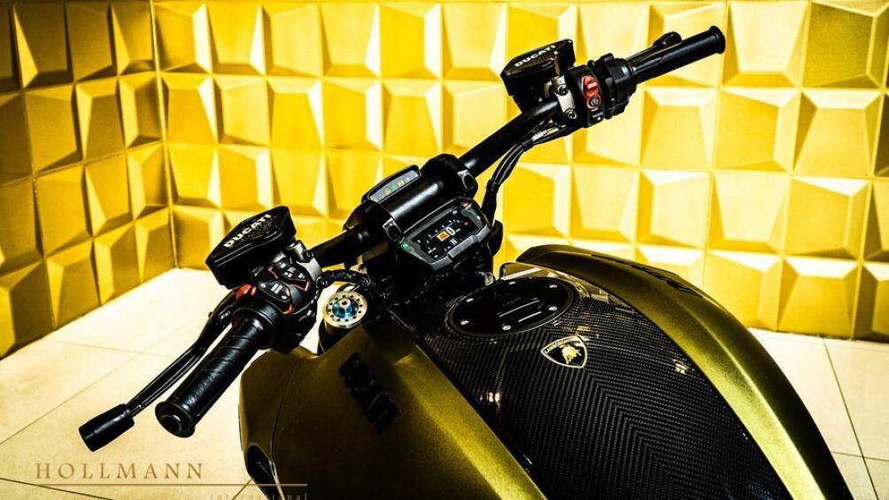 Giá xe Ducati Diavel phiên bản 1260 Lamborghini này nếu không tính thuế sẽ là 88.000 Euro, tương đương 2,3 tỷ đồng
