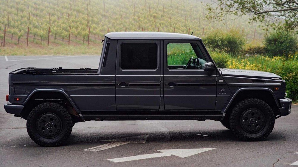 Trục sau được dịch chuyển về phía sau để phù hợp với kiểu dáng bán tải, trục láp đặt hàng riêng cũng được lắp thêm