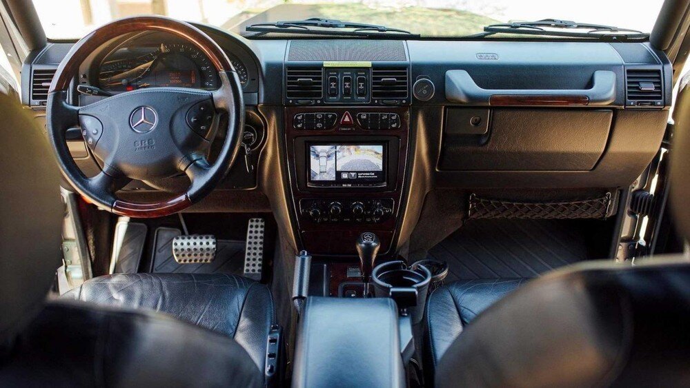 Bên trong chiếc xe bán tải độ là không gian nội thất sang trọng như ban đầu. Hai hàng ghế của xe đều được bọc da trong khi vô lăng ốp gỗ