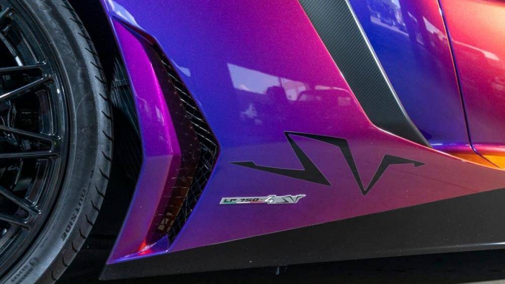 Phiên bản mui trần của Aventador SV được Lamborghini bán ra với giá khởi điểm từ 573.966 USD (khoảng hơn 13,2 tỷ đồng)