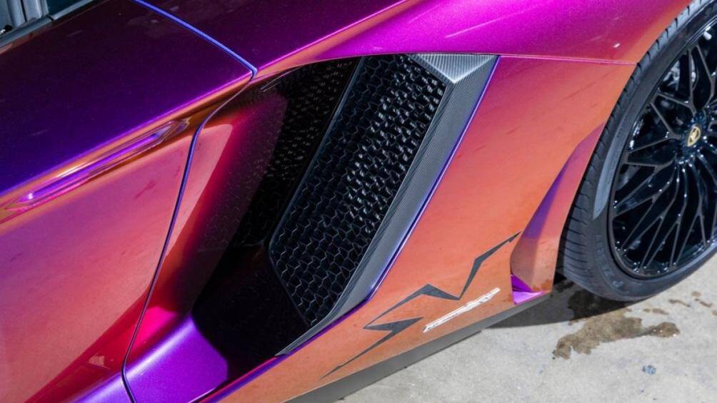 Sợi carbon được sử dụng để ốp khoang lái, bao gồm cả táp-pi cửa và bệ cửa