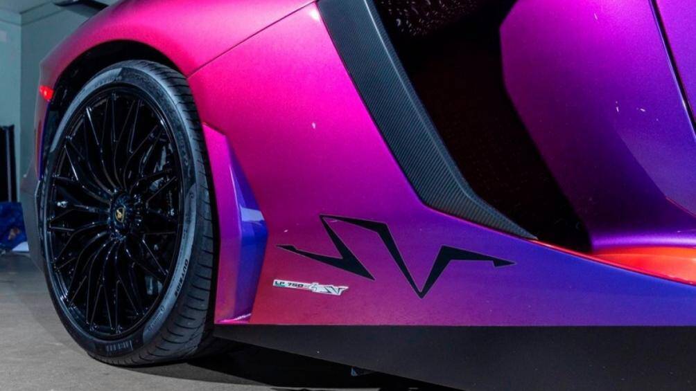 Một số chi tiết khác ở ngoại thất được làm bằng sợi carbon dệt vân đẹp mắt như bộ cánh gió cố định phía sau, cản va sau, bộ ốp hốc gió của xe