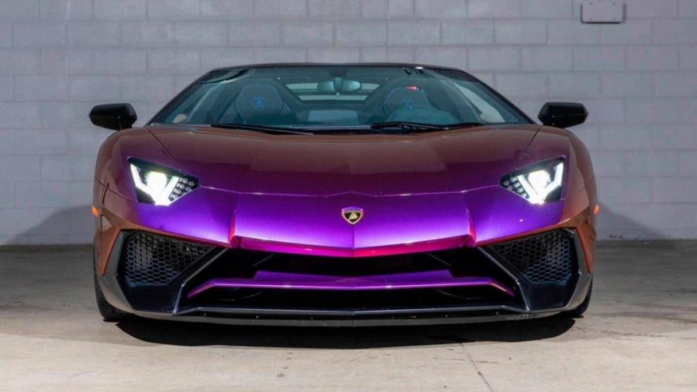 Phần mui liền của xe được thay bằng phần mui cứng với hai mảnh riêng rẽ được làm từ sợi carbon có trọng lượng khoảng 6 kg