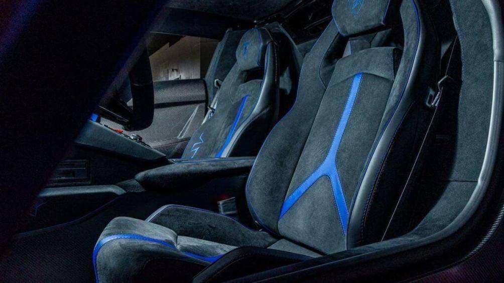 Khoang lái của xe được bọc vật liệu Alcantara siêu nhẹ màu đen, kết hợp cùng đường da "xương cá" ở giữa có màu xanh dương