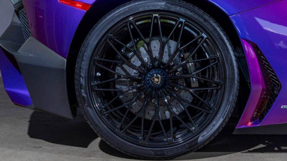 Bộ mâm Dianthus được sơn đen bóng, kích thước 20 inch ở phía trước và 21 inch ở phía sau, bên trong cùm phanh cũng được sơn đen