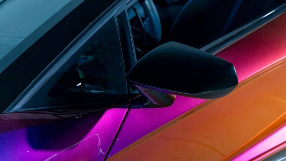 Cùng với đó nhiều chi tiết được sơn đen bóng như phần ốp dưới than xe, ốp gương, cột A và cản trước