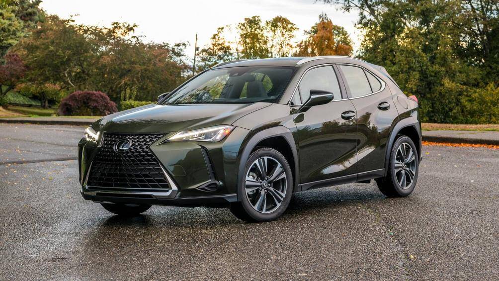 2. Lexus UX200 2021 (UX200 2021 lần lượt tiêu thụ 8,2L/100km và 6,35L/100km khi đi trong thành phố và trên đường cao tốc)
