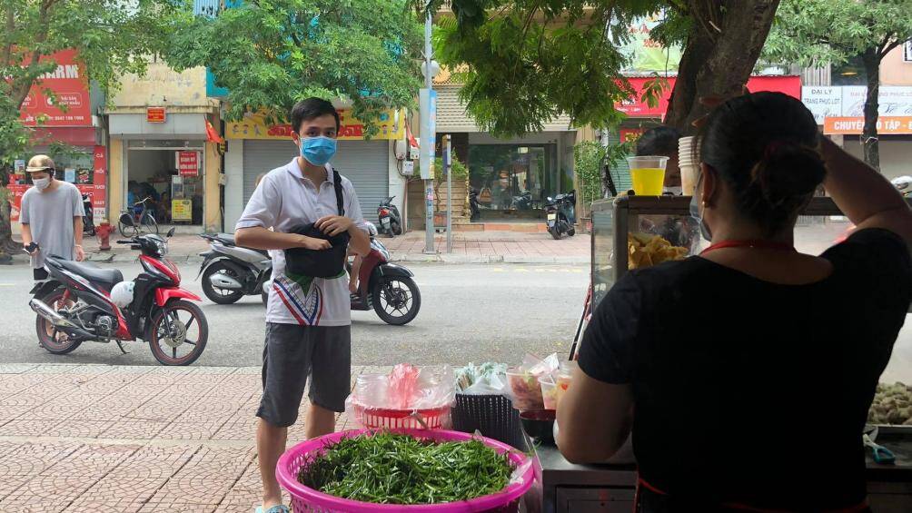 Thấy khách đến quán, bà chủ vội giơ tay ra hiệu đứng xa, giữ khoảng cách 2m, đeo khẩu trang và sát khuẩn tay. Bà chủ quán cho hay: “Được mở cửa trở lại chúng tôi rất vui. Mong số lượng đơn hàng bán mang về mỗi ngày không thấp hơn so với trước đây”.