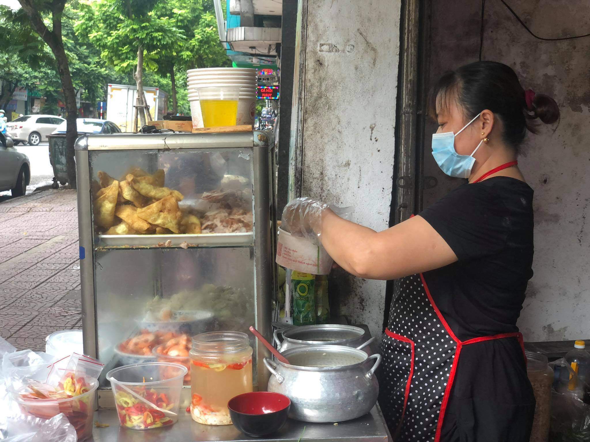 Một quán bán hàng ăn khác ở Ngọc Lâm, quận Long Biên đã mở cửa bán hàng mang về.
