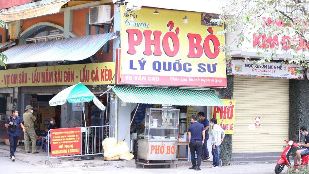 Từ 12h hôm nay (16/9), Hà Nội cho phép mở các cơ sở kinh doanh dịch vụ ăn, uống (chỉ bán hàng mang về) tại một số quận,huyện không ghi nhận ca nhiễm cộng đồng trong 10 ngày qua. Ghi nhận của PV Báo Giao thông, nhiều cửa hàng ăn uống lập tức mở cửa bán hàng ngay sau giờ G được phép.