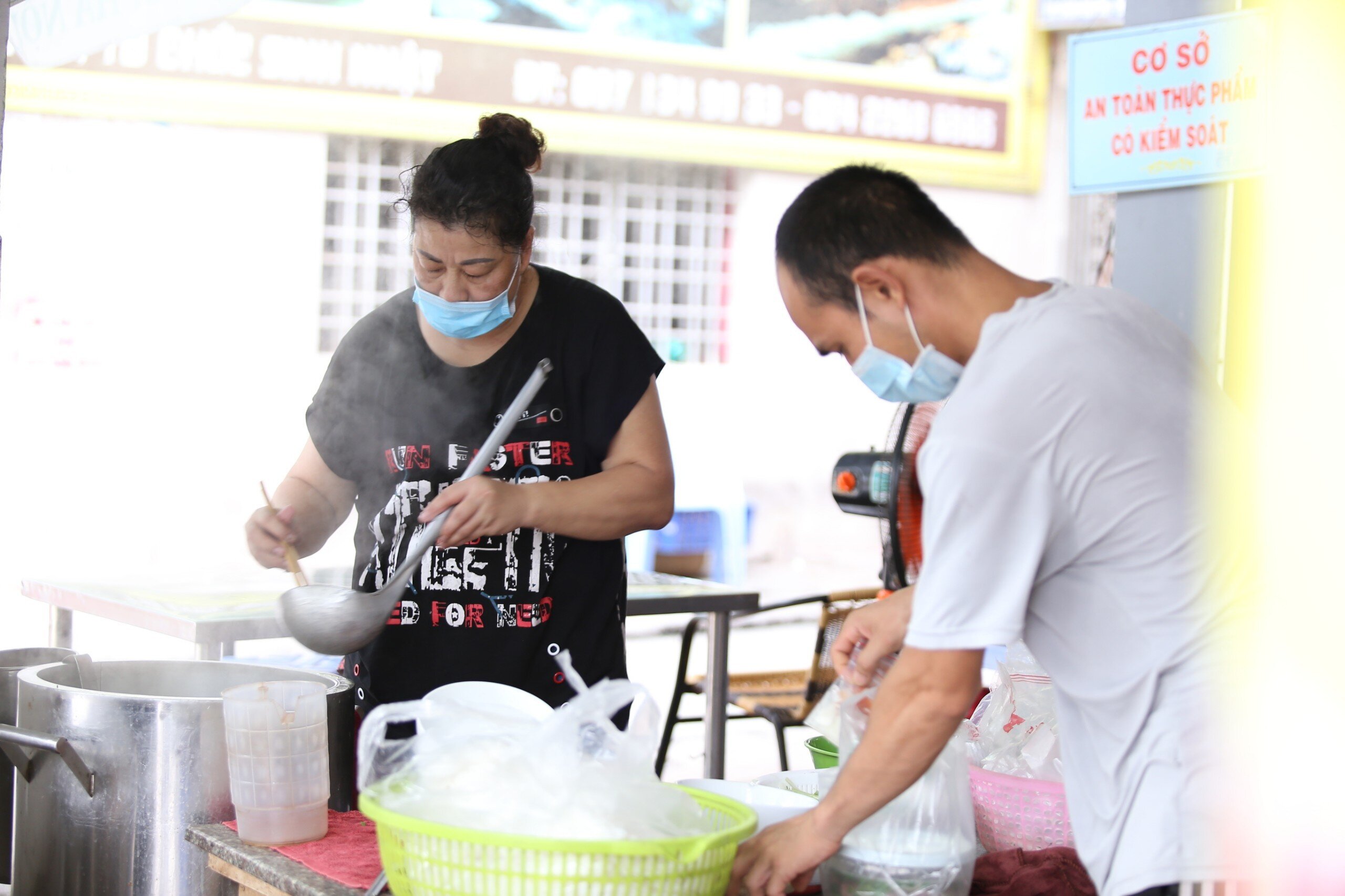 Bà chủ quán phở trên đường Văn Cao (quận Ba Đình) cho biết: "Tối qua, biết tin quận Ba Đình cho phép mở cửa hàng ăn uống bán mang về, tôi đã dọn dẹp cửa hàng, sáng nay đi chợ sớm mua nguyên vật liệu để đến giờ cho phép là mở cửa luôn".