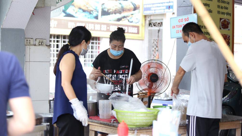 Vài chục kg bánh phở với hàng trăm bát đã được chủ cửa hàng này bán hết trong hơn một tiếng mở cửa.