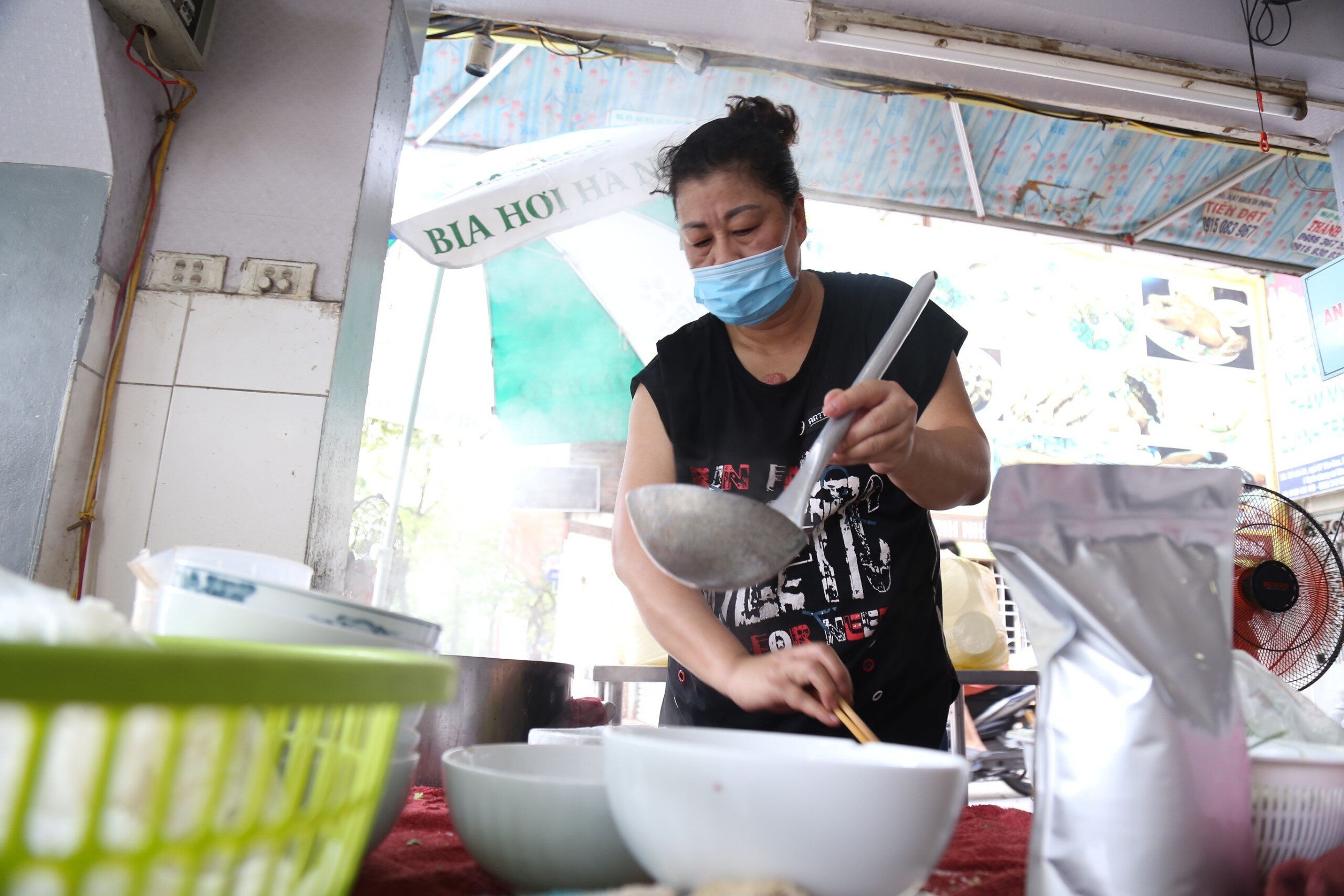 "Mấy tháng nay, phải đóng cửa do dịch Covid-19, nay được mở lại phấn khởi lắm. Hy vọng dịch sớm được đẩy lùi có thể cho khách ăn tại chỗ, sẽ đông khách hơn", bà chủ quán phở nói.