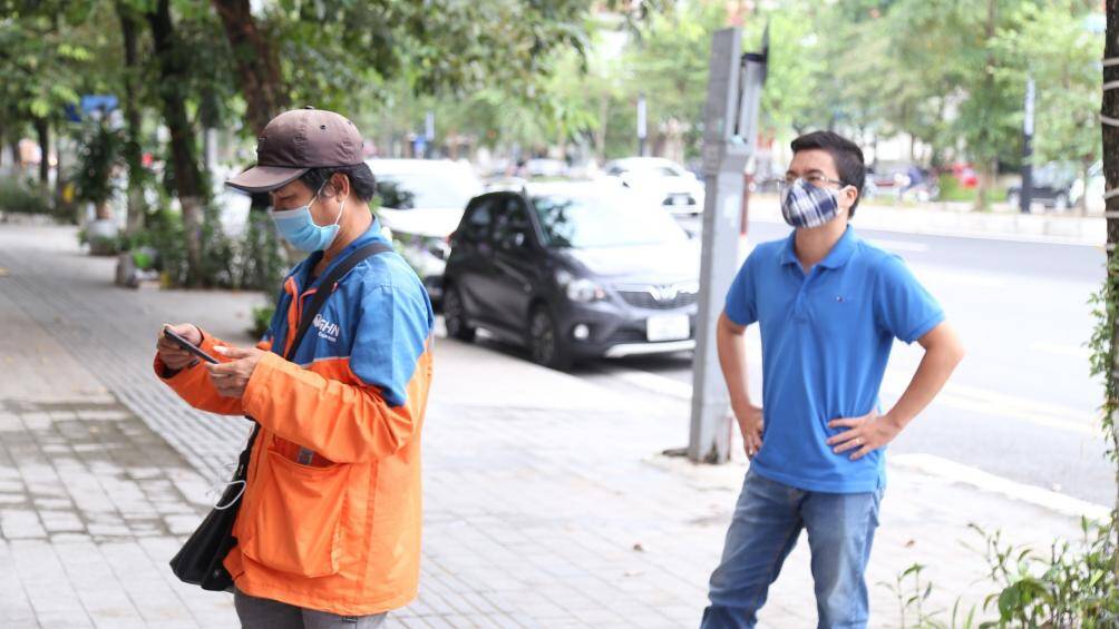 Mọi người đứng xếp hàng mua về đều tuân thủ các quy định phòng chống dịch như đeo khẩu trang, giữ khoảng cách 2m.