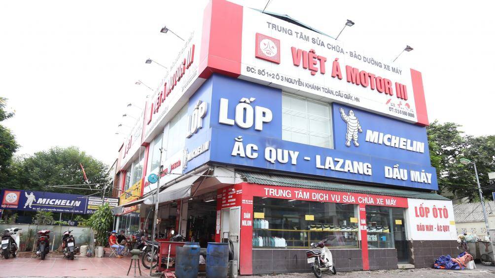 Tại Cầu Giấy, một số của hàng sửa chữa xe máy, ô tô cũng đã mở cửa trở lại.