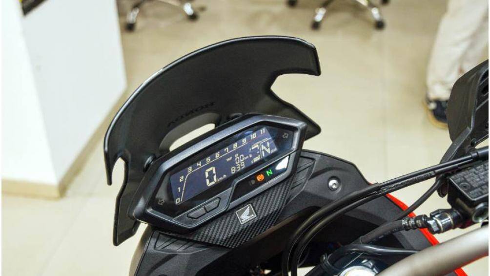 Cùng với đó là dàn đồng hồ có thiết kế dạng điện tử cơ bản giống như Hornet 2.0 cho khả năng hiển thị tốt trong nhiều điều kiện ánh sáng