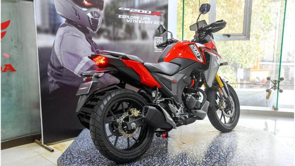 Honda CB200X được phát triển chủ yếu từ chính Hornet 2.0 khi sử dụng lại dàn khung sườn và thiết kế phần thân xe từ yên lái về phía sau
