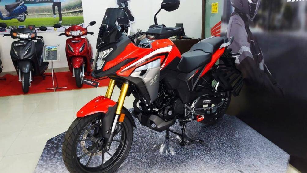 Ở thiết kế tổng thể, phong cách thiết kế quen thuộc vẫn xuất hiện trên Honda CB200X với đặc trưng là dàn thân vỏ rất nhỏ gọn