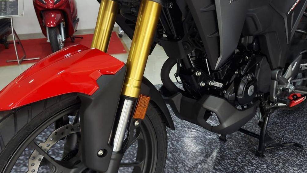 Honda CB200X 2022 sử dụng phuộc trước hành trình ngược to khỏe và nổi bật, phía sau là giảm xóc đơn monoshock dạng lò xo trụ khỏe khoắn và bền bỉ