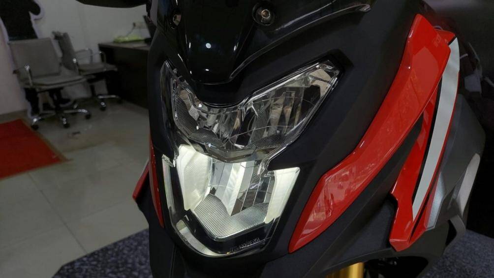 Điểm khác biệt dễ nhận thấy nhất chính là dàn đèn pha không được nhỏ gọn và sắc sảo