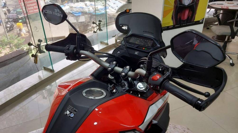 Ở khu vực điều khiển, Honda CB200X được trang bị tay lái dạng tracker đặt cao và có sẵn bảo vệ tay lái tích hợp với đèn xi-nhan