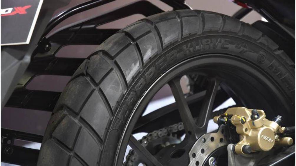 Sự thay đổi này mang lại sự thoải mái cho người sử dụng khi cho chiều cao yên lái khá thấp chỉ 810mm, cặp vành 17 inch