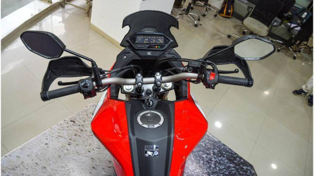 Là một mẫu xe Touring, Honda CB200X được trang bị một bình xăng lớn có dung tích 12 lít đủ để đáp ứng cho quãng đường lên tới hơn 300km