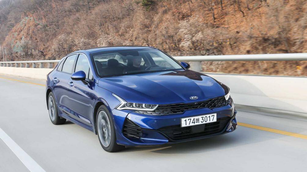 6. Kia K5 - Kia Optima (doanh số: 42.122 chiếc, chiếm 4% thị phần)