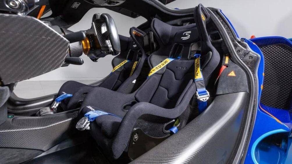 Đối lập với vẻ ngoài sặc sỡ, bên trong, khoang lái của chiếc Senna GTR này lại mang tông màu tối khi được bọc hoàn toàn bằng da lộn màu đen