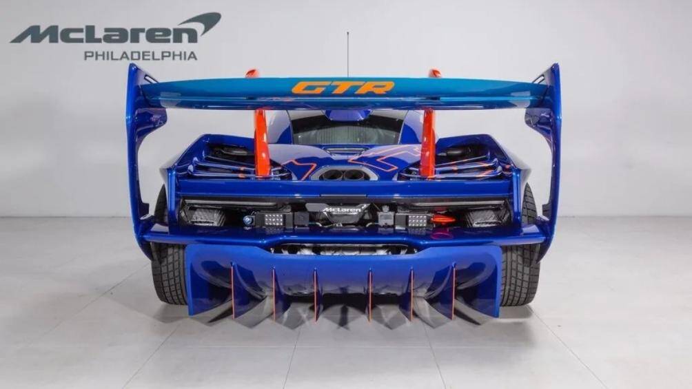 Để có thêm 25 mã lực, các kỹ sư của McLaren tại Working, Anh Quốc đã phải dùng thêm bộ lọc chất xúc tác đặc biệt cho động cơ để giảm áp suất xả ngược