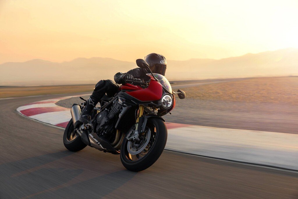 Thiết kế mới trên phiên bản RR gợi nhớ đến những chiếc mô tô Sportbike tham gia các giải đua ở thập niên 60