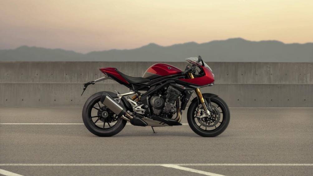 Thương hiệu Anh Quốc Triumph vừa cho ra mắt chiếc Speed Triple 1200 RR. Đây là mẫu xe có thiết kế đậm chất hoài cổ kết hợp Sportbike trẻ trung
