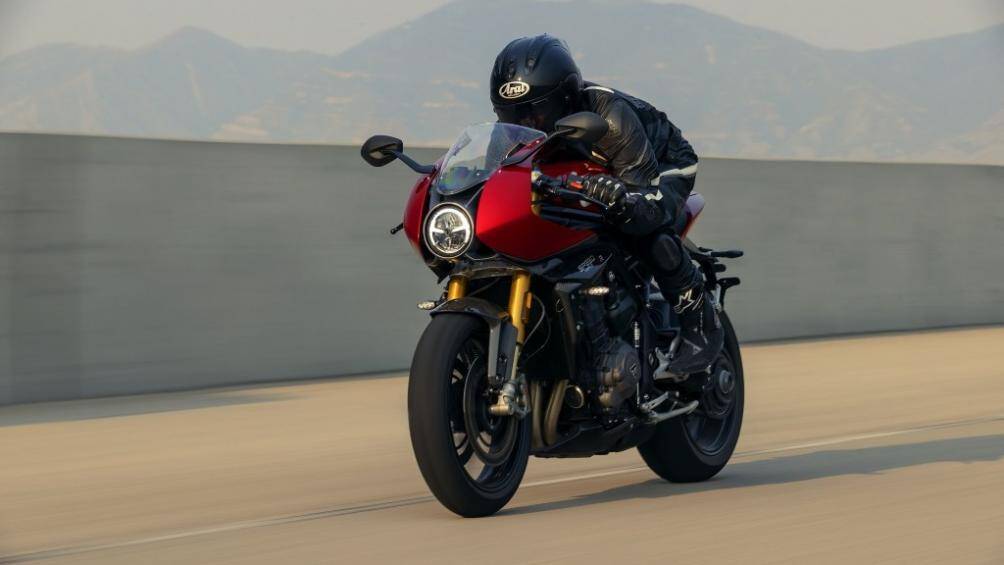 Điểm nhấn thực sự đến từ bộ quây gió ở phần đầu xe. Các kỹ sư của Triumph đã khéo léo thiết kế đậm chất cổ điển pha trộn với nét thể thao