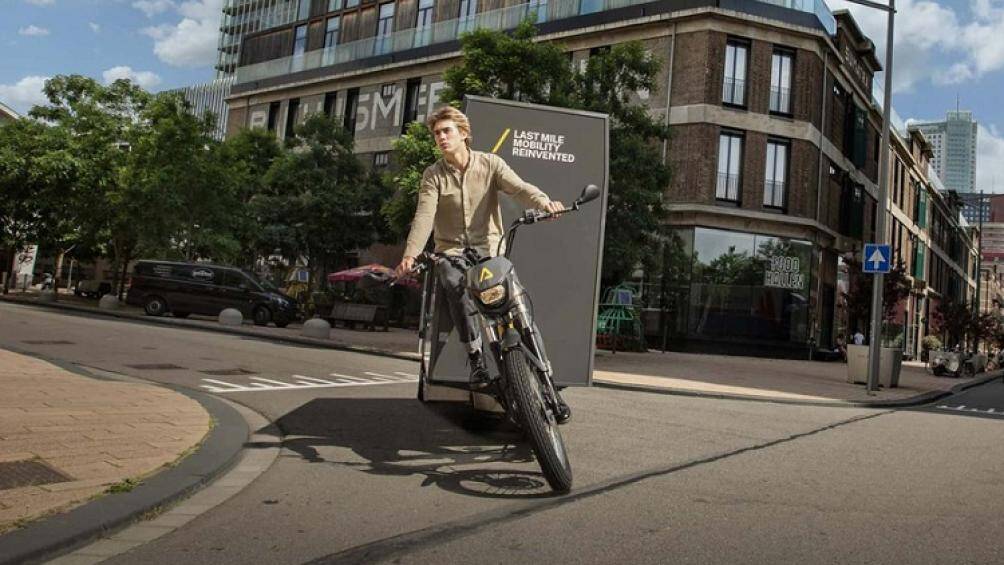 Đặc biệt hơn, nửa trước của xe có thể nghiêng bất cứ khi nào bạn rẽ. Để phòng trộm cắp, nó còn được trang bị các tính năng công nghệ GPS, Bluetooth...