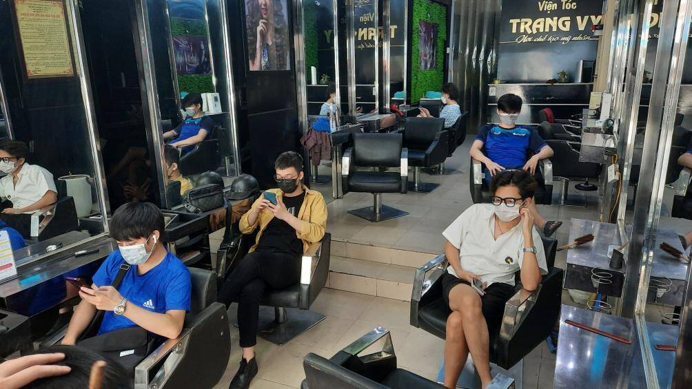 Một cửa hàng trên phố Dương Quảng Hàm (Cầu Giấy) dù mở cửa từ rất sớm nhưng đã có khá đông người xếp hàng chờ đến lượt để cắt tóc.
