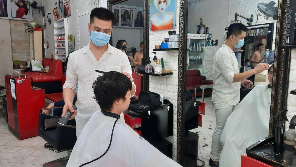 Nhiều người đến tiệm cắt tóc nhưng không đủ kiên nhẫn chờ đợi đã phải ra về vì chờ quá lâu.